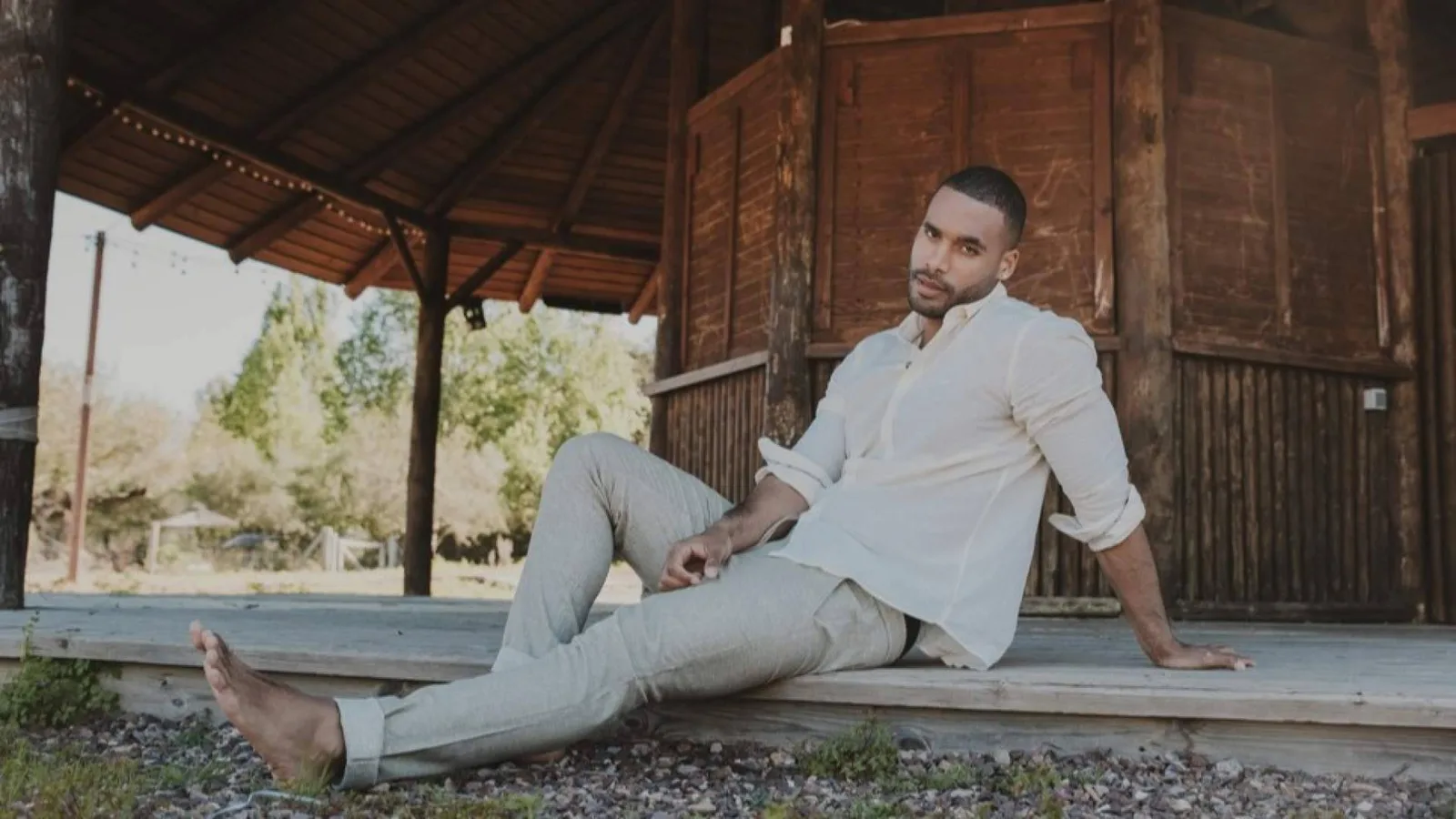 Núñez de Arenas arranca el verano con sus primeras rebajas; moda masculina para cada plan de la temporada