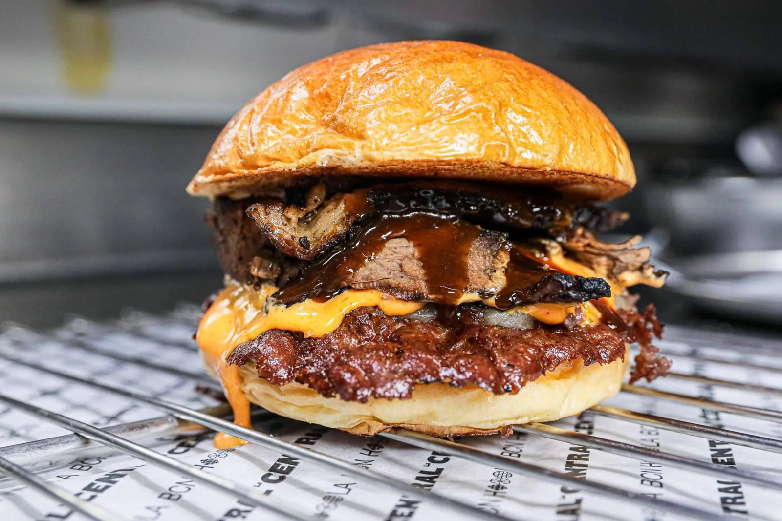 Dónde comer hamburguesa en Barcelona este verano; La Central presenta La Smokey en Vía Laietana 45