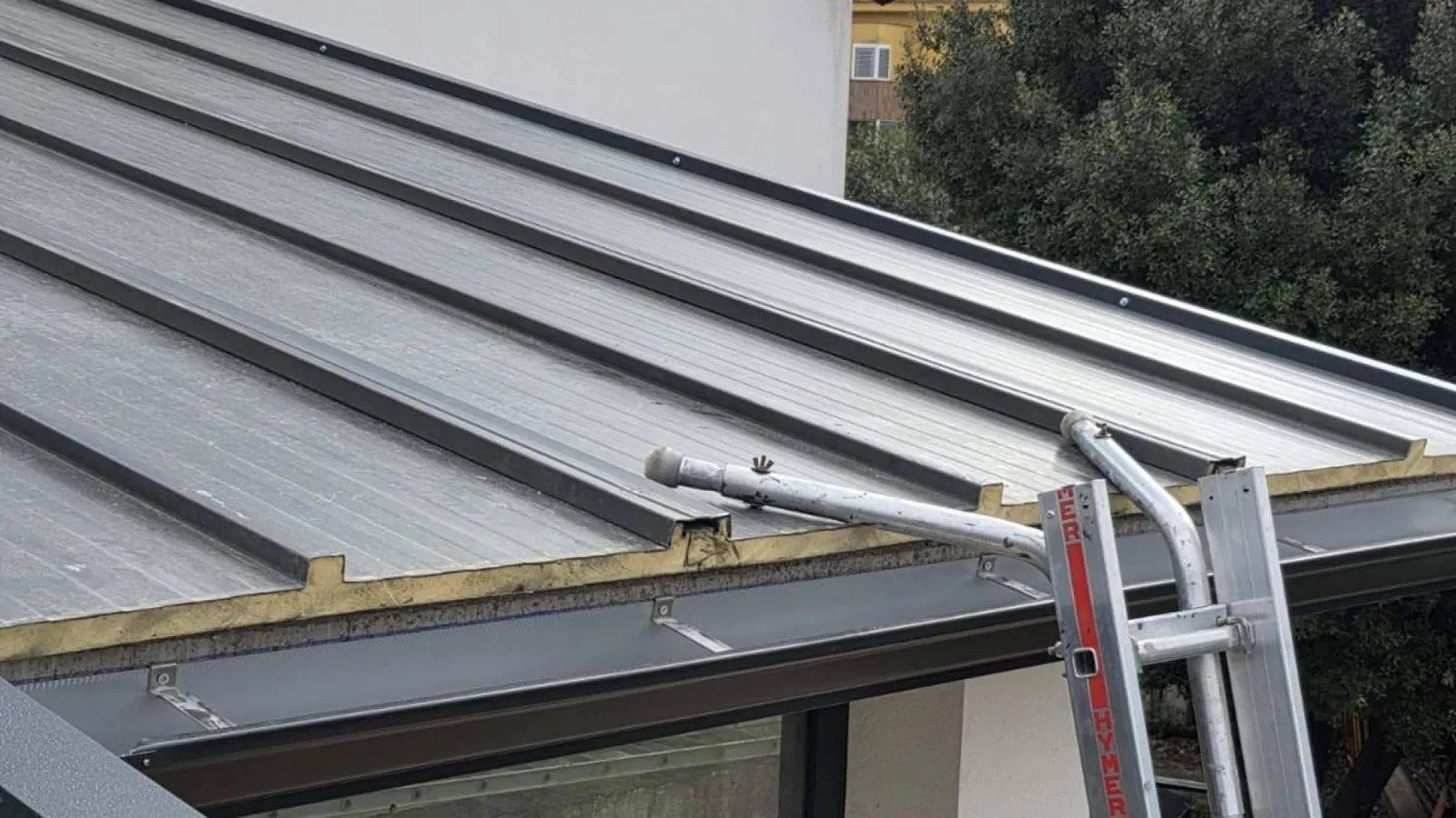 Canalnet explica cuándo una limpieza canalones Vallès resulta imprescindible para evitar daños en los edificios